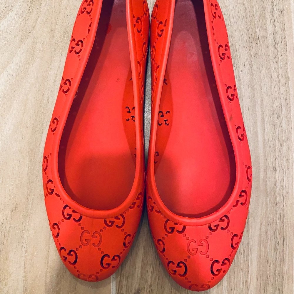 MINT GUCCI Red Rubber Ballet Flats Cutout GG Logo
